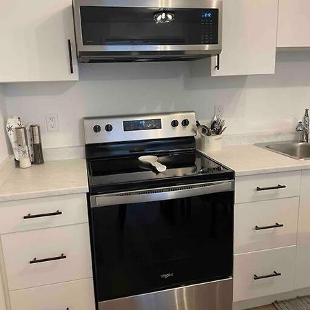 Adorable 1 Bedroom Suite- A Skip To Galloping Goose Виктория Екстериор снимка