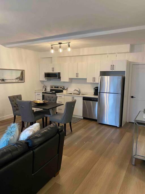 Adorable 1 Bedroom Suite- A Skip To Galloping Goose Виктория Екстериор снимка