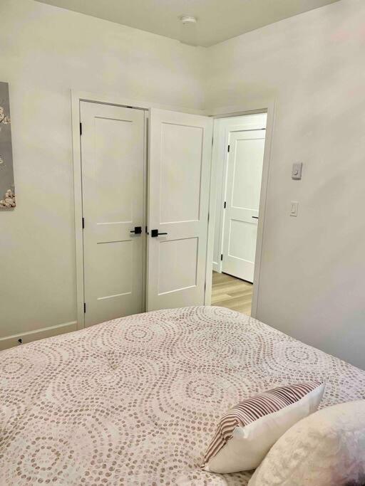 Adorable 1 Bedroom Suite- A Skip To Galloping Goose Виктория Екстериор снимка