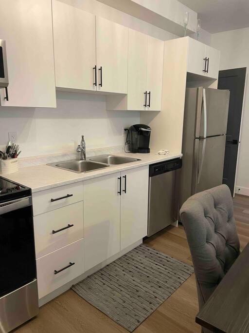 Adorable 1 Bedroom Suite- A Skip To Galloping Goose Виктория Екстериор снимка