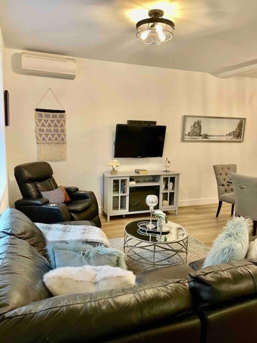 Adorable 1 Bedroom Suite- A Skip To Galloping Goose Виктория Екстериор снимка