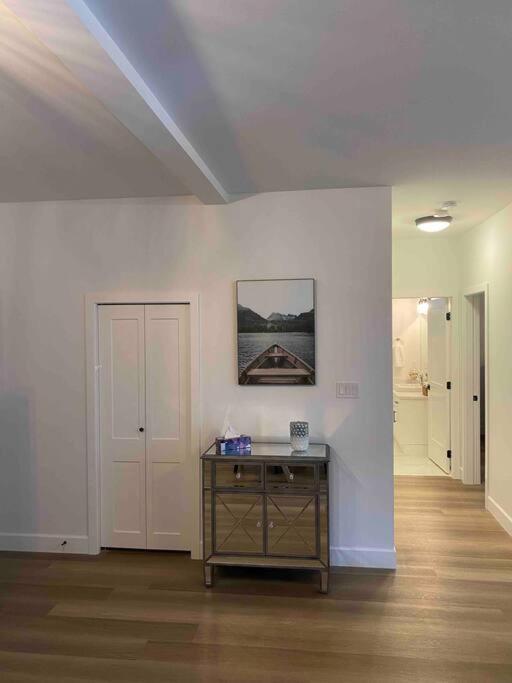 Adorable 1 Bedroom Suite- A Skip To Galloping Goose Виктория Екстериор снимка
