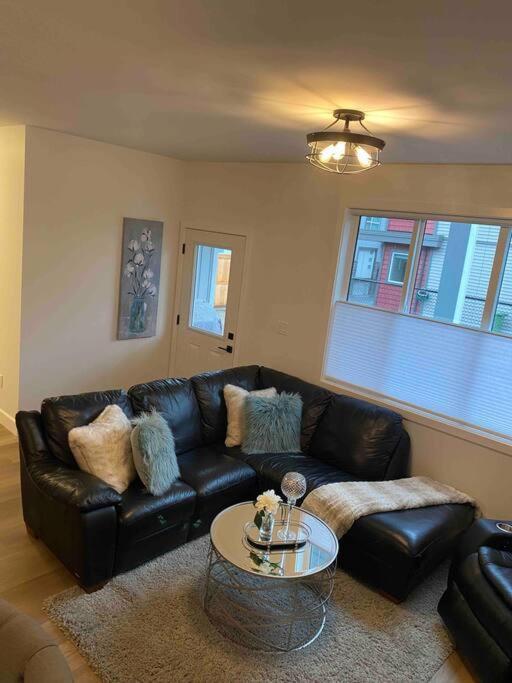 Adorable 1 Bedroom Suite- A Skip To Galloping Goose Виктория Екстериор снимка