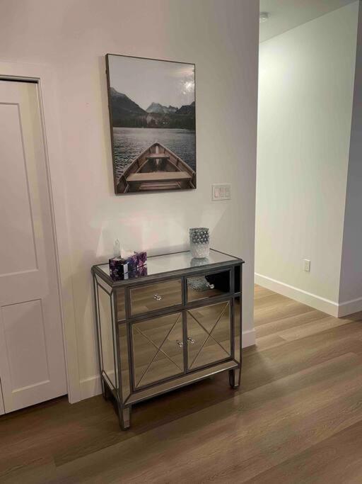 Adorable 1 Bedroom Suite- A Skip To Galloping Goose Виктория Екстериор снимка