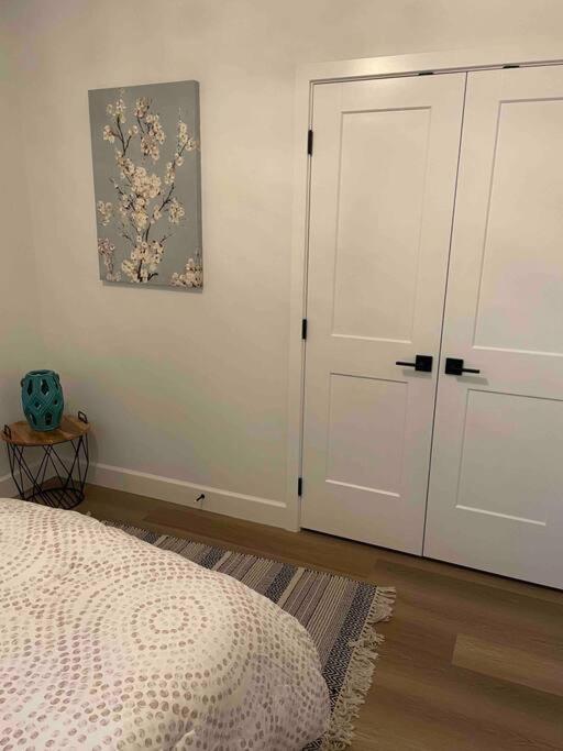 Adorable 1 Bedroom Suite- A Skip To Galloping Goose Виктория Екстериор снимка