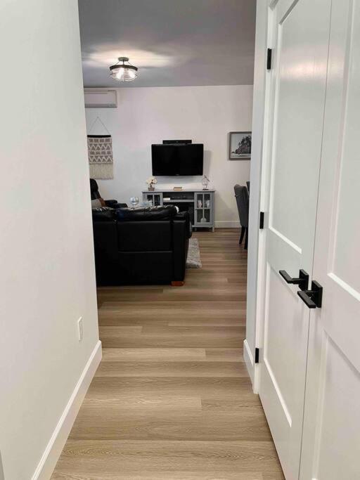 Adorable 1 Bedroom Suite- A Skip To Galloping Goose Виктория Екстериор снимка