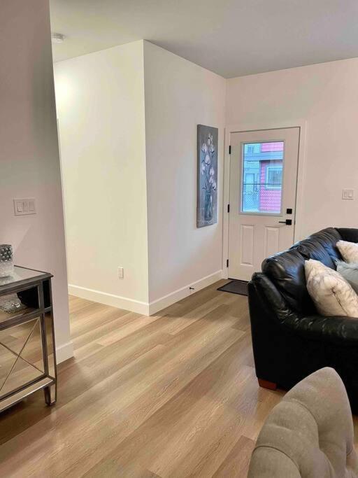 Adorable 1 Bedroom Suite- A Skip To Galloping Goose Виктория Екстериор снимка