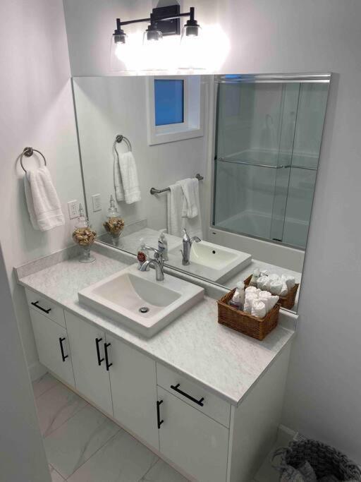 Adorable 1 Bedroom Suite- A Skip To Galloping Goose Виктория Екстериор снимка