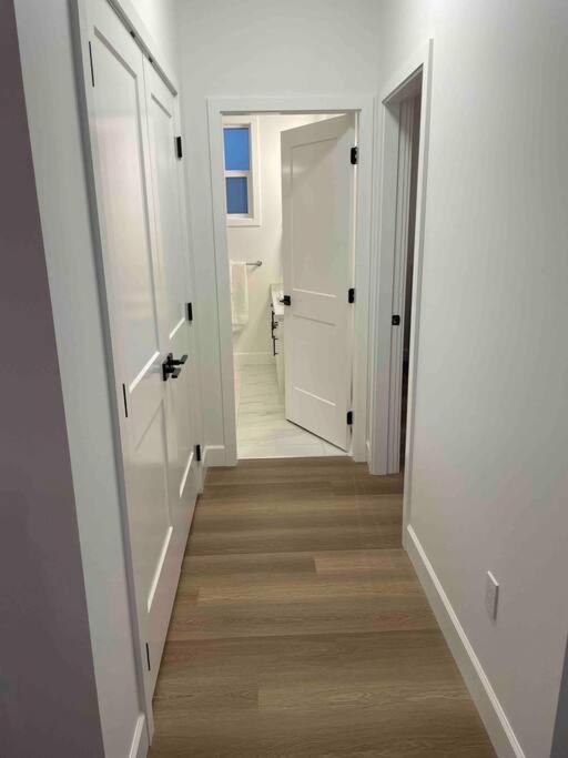 Adorable 1 Bedroom Suite- A Skip To Galloping Goose Виктория Екстериор снимка