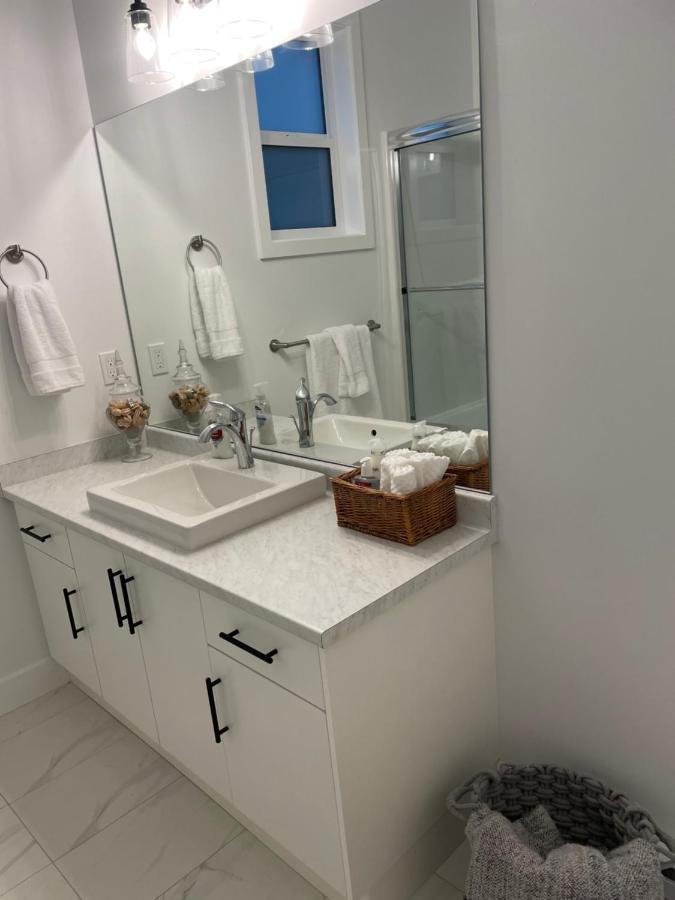 Adorable 1 Bedroom Suite- A Skip To Galloping Goose Виктория Екстериор снимка