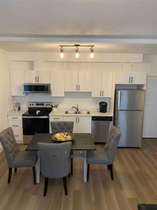 Adorable 1 Bedroom Suite- A Skip To Galloping Goose Виктория Екстериор снимка